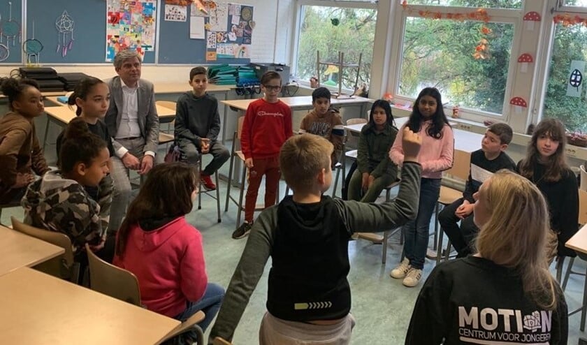 Wethouder Roeland van der Zee doet mee aan het klassengesprek.