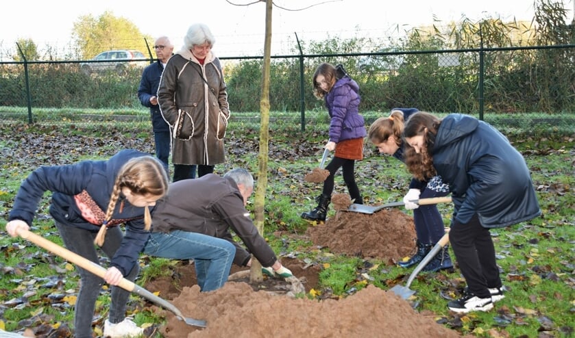 <p>Leerlingen Biezenkampschool Beek helpen een handje. (foto: René Hendriks)</p>