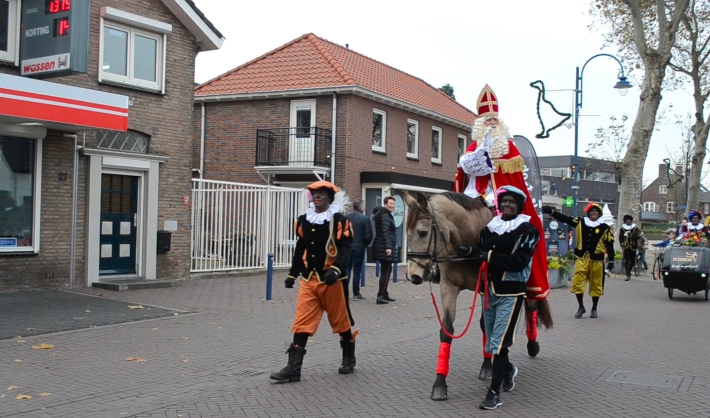 Sinterklaas op paard in Dorpstraat Gendt. (