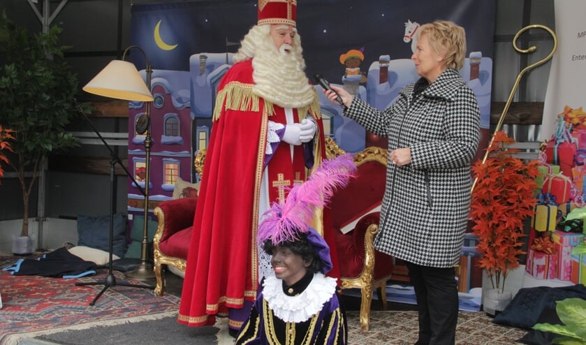 <p>Sinterklaas welkom geheten door Irma van de Scheur.</p>