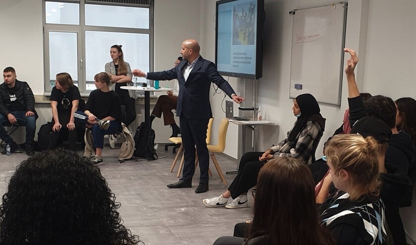 Burgemeester Ahmed Marcouch voor de klas.