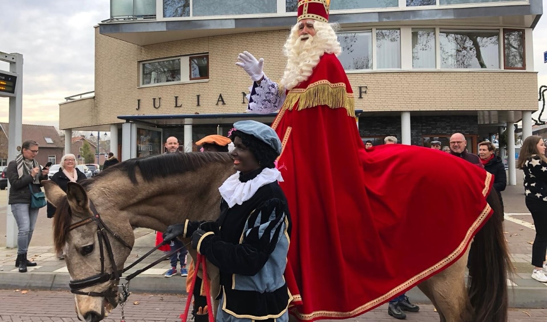 Sinterklaas op paard in Dorpstraat Gendt. 