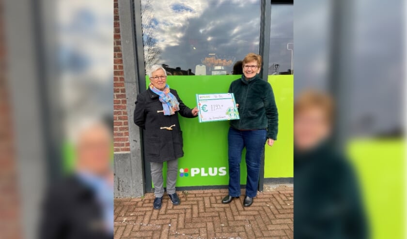 <p>De cheque in ontvangst genomen door Annie en Tiny vrijwilligers van de Zonnebloem Rijn-Waalzoom. </p>