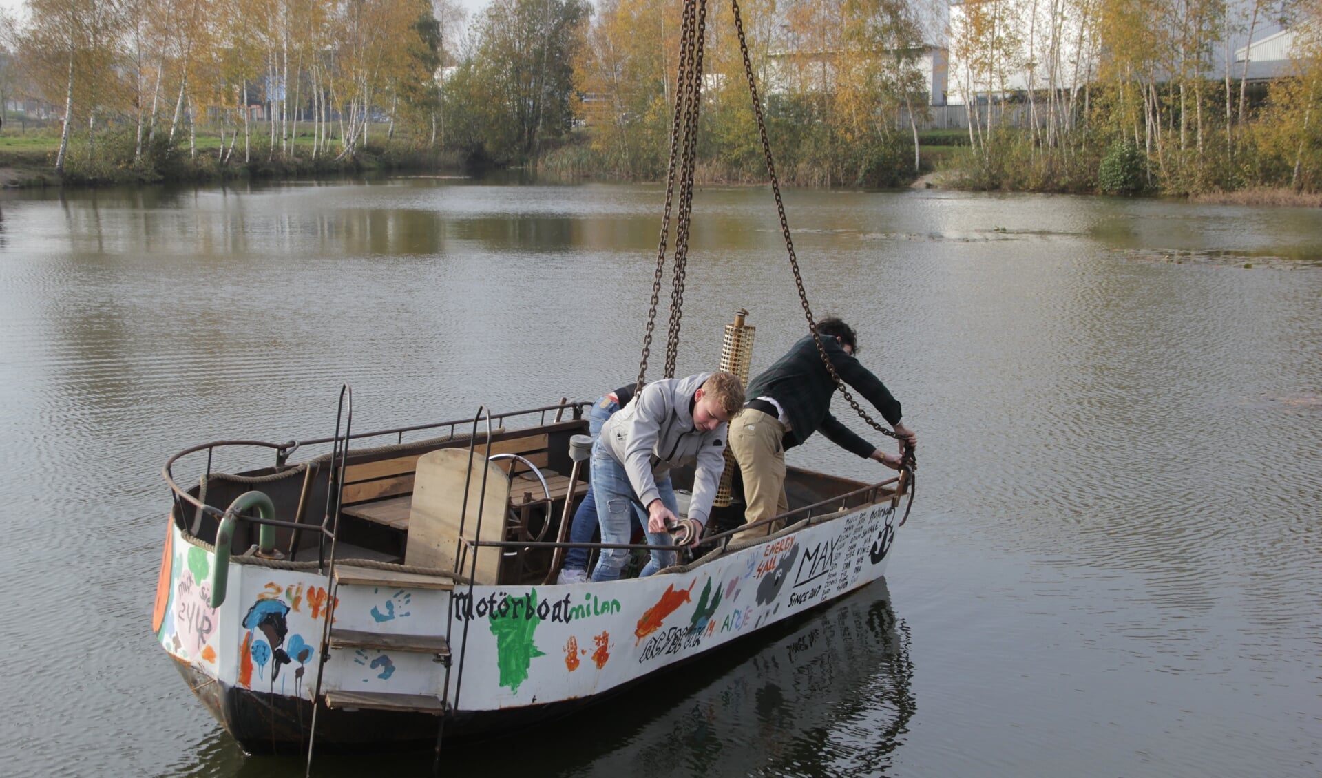 Schoolboot vaart enkele rondjes over de visvijver in De Mies. 