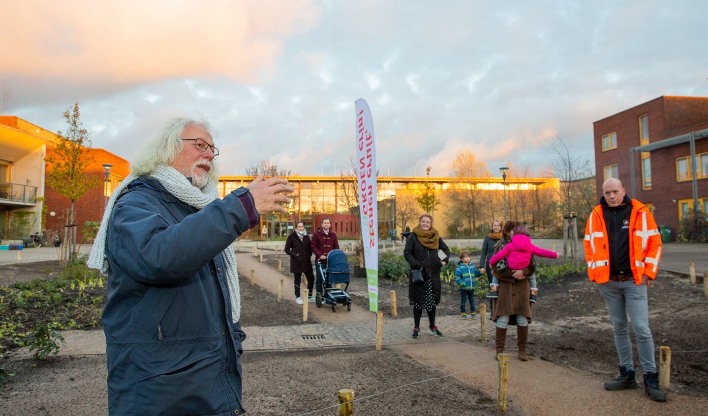 Wethouder Bert Velthuis bij de opening van het vergroende plein het Ei in Lent. 