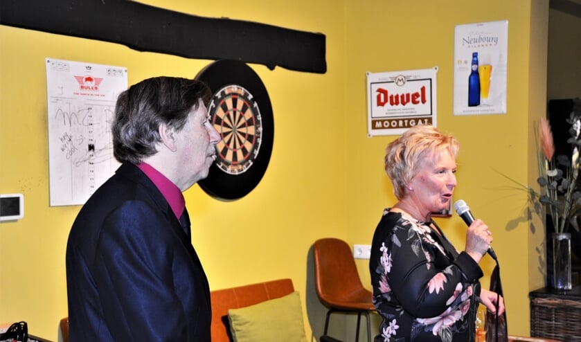 <p>Wethouder van de Scheur spreekt leden van KBO Beek toe. </p>