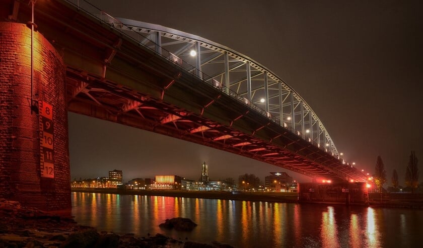 De John Frostbrug in oranje licht.