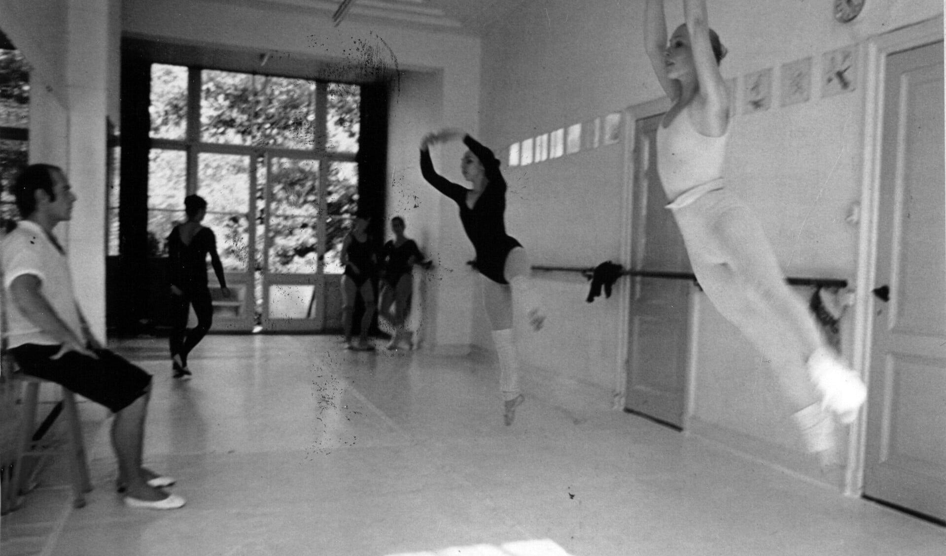 Oprichter Introdans, Ton Wiggers, geeft dansles in woonkamer, 1976.