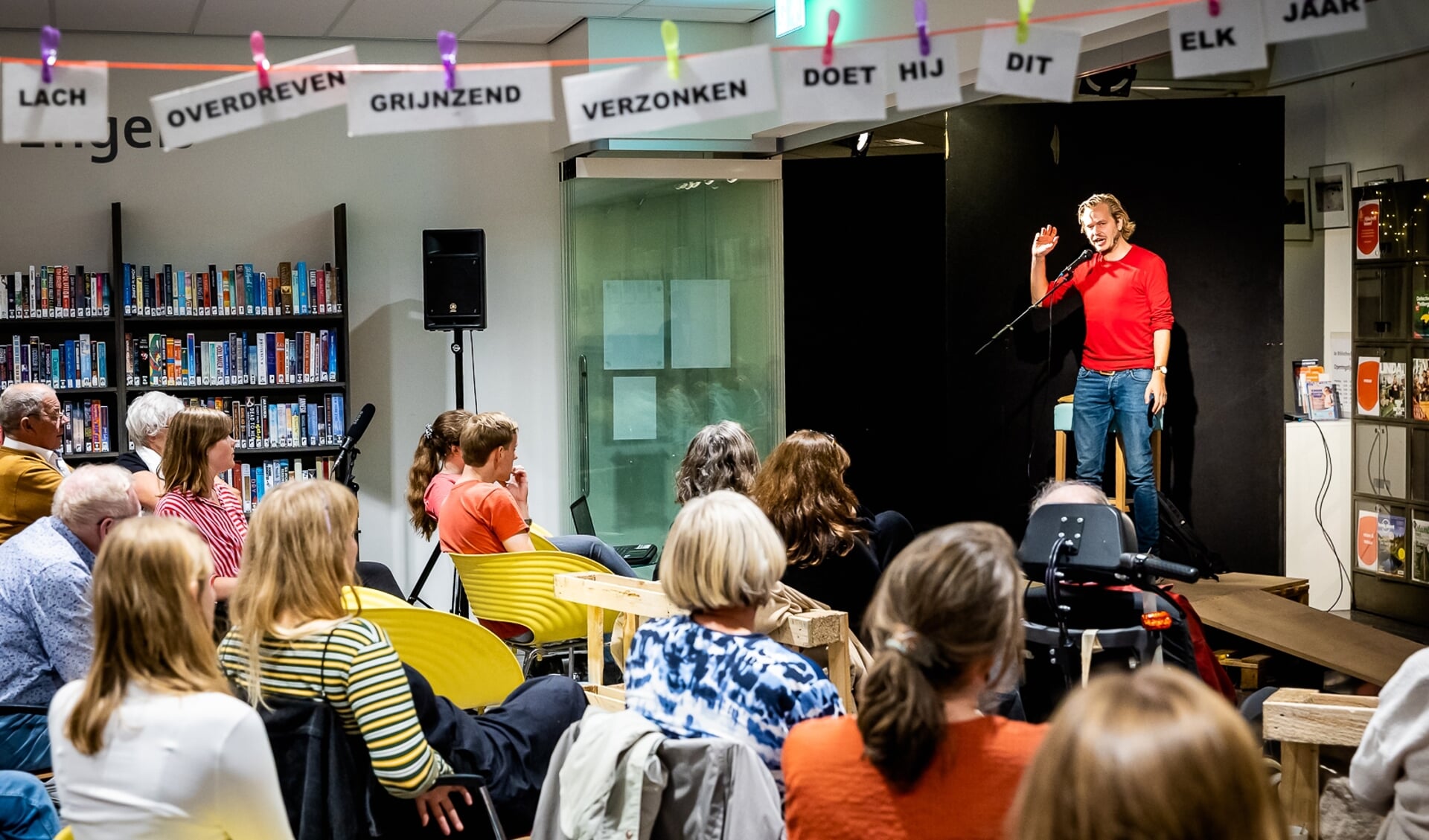 Wout Waanders treedt op tijdens het spoken word-event Spraakwater in Bibliotheek Malden. 