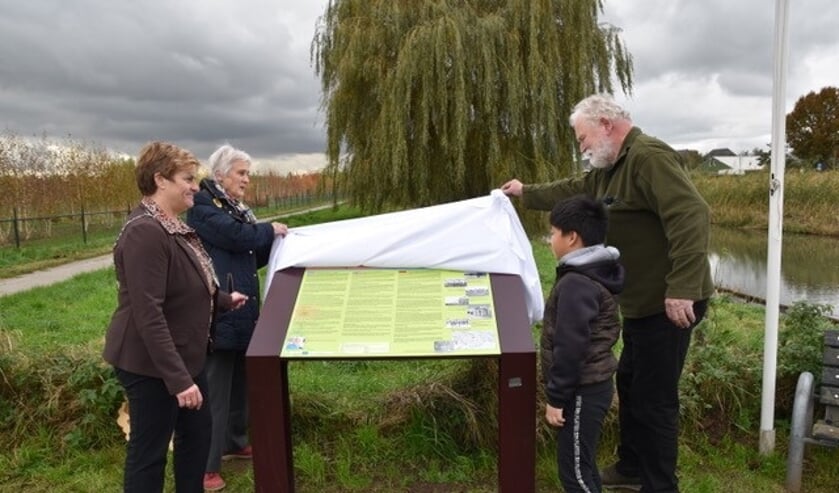 <p>Onthulling van het WO II-paneel bij Goudsbloem Pad aan de Linge in Doornenburg.</p>