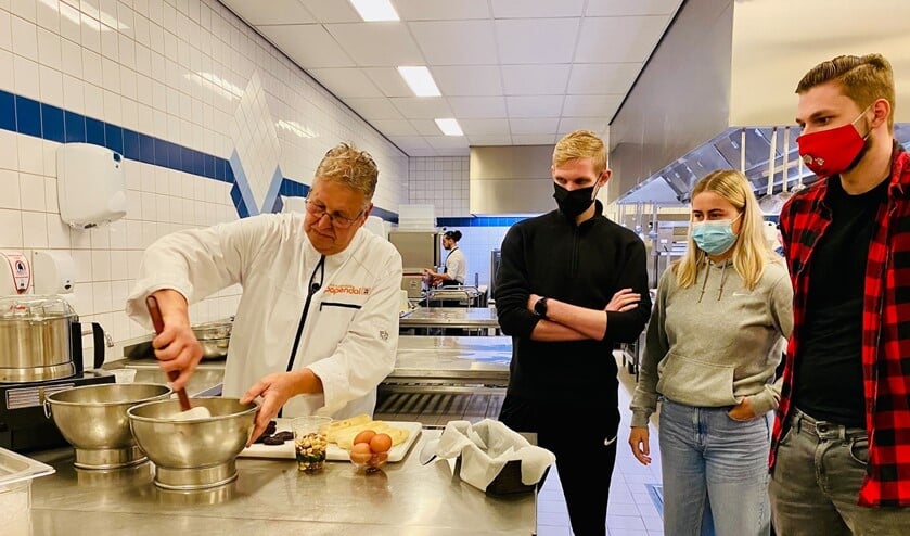 Erik te Velthuis geeft studenten vast een voorproefje van hetgeen ze gaan leren.