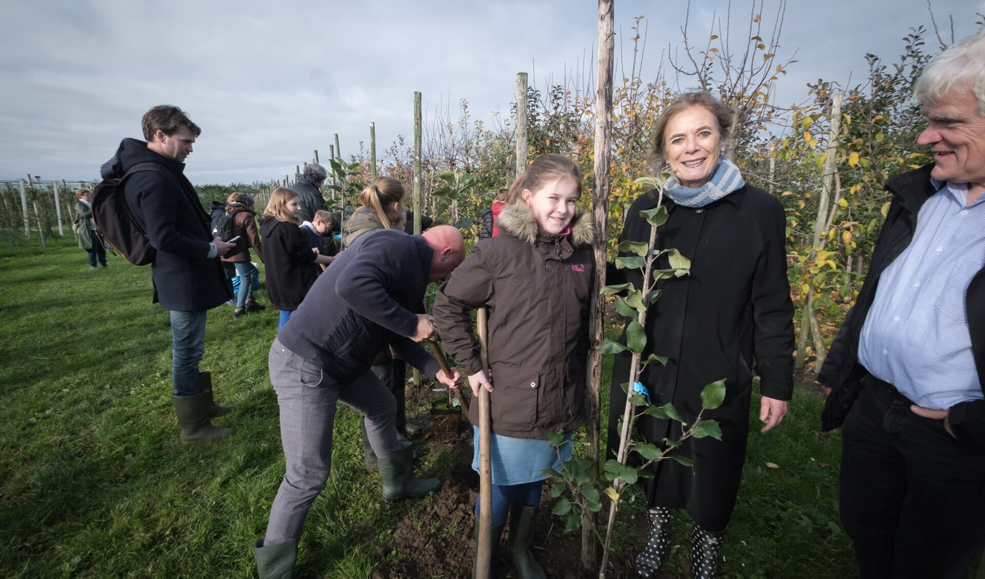 Leerlingen van School Met de Bijbel en Louise O. Fresco hielpen enthousiast mee met het aanplanten van zeldzame Nederlandse appelrassen. 