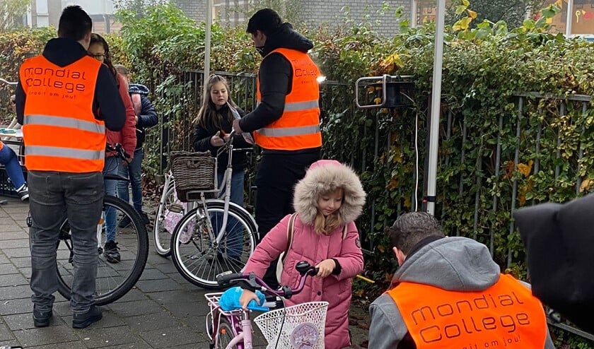Dankzij leerlingen van het Mondial College fietsen basisschoolleerlingen van Kindcentrum TOON, basisschool de Wingerd en de Luithorst voorlopig weer veilig naar school.