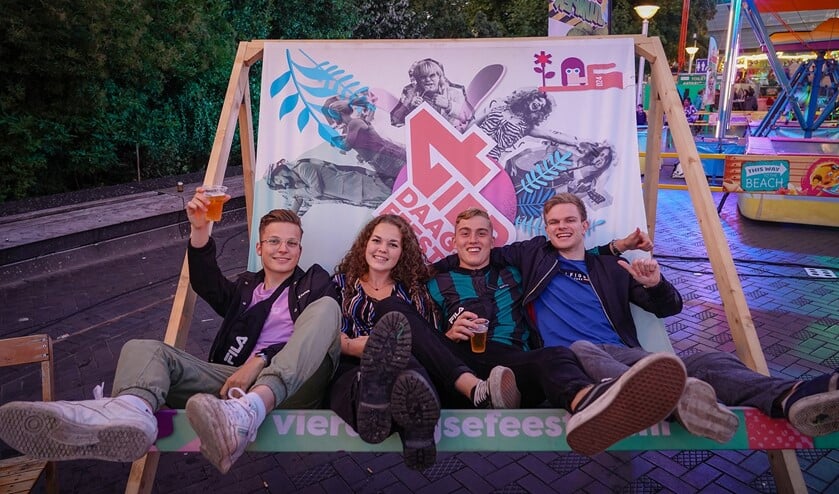 Bezoekers van de Vierdaagsefeesten proosten komende editie met drinkbekers die gerecycled kunnen worden tot nieuwe bekers.