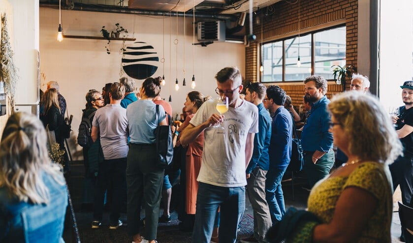 Gezellige drukte bij Brouwerij Nevel (foto genomen vóór de coronanamaatregelen)