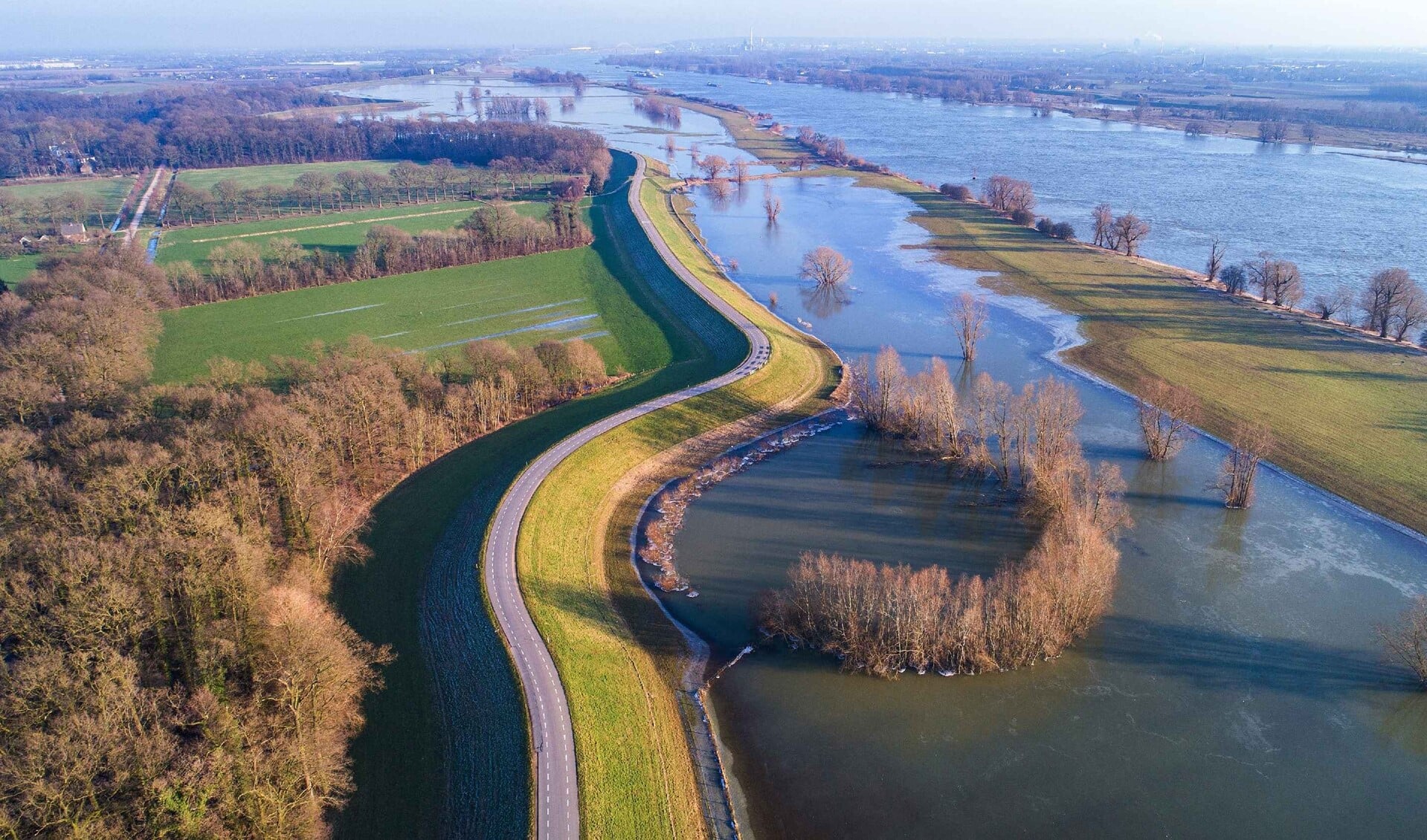 Waterschap Rivierenland is verantwoordelijk voor het onderhoud en het op sterkte houden van ruim duizend kilometer aan rivierdijken en kades. 