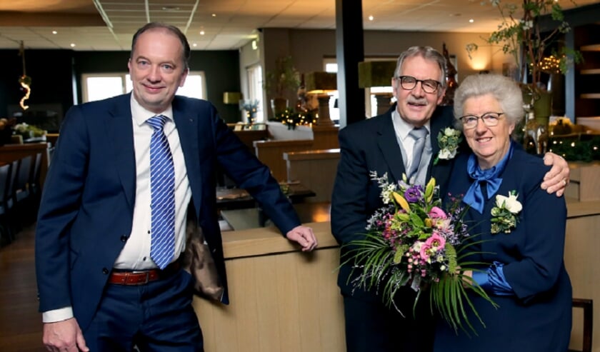 <p>Echtpaar Van Zetten met wethouder Marien Klein.&nbsp;</p>  