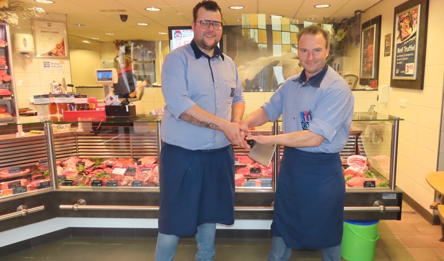 Wilfred Kersten (rechts) geeft het (hak)bijltje over aan Jeremy