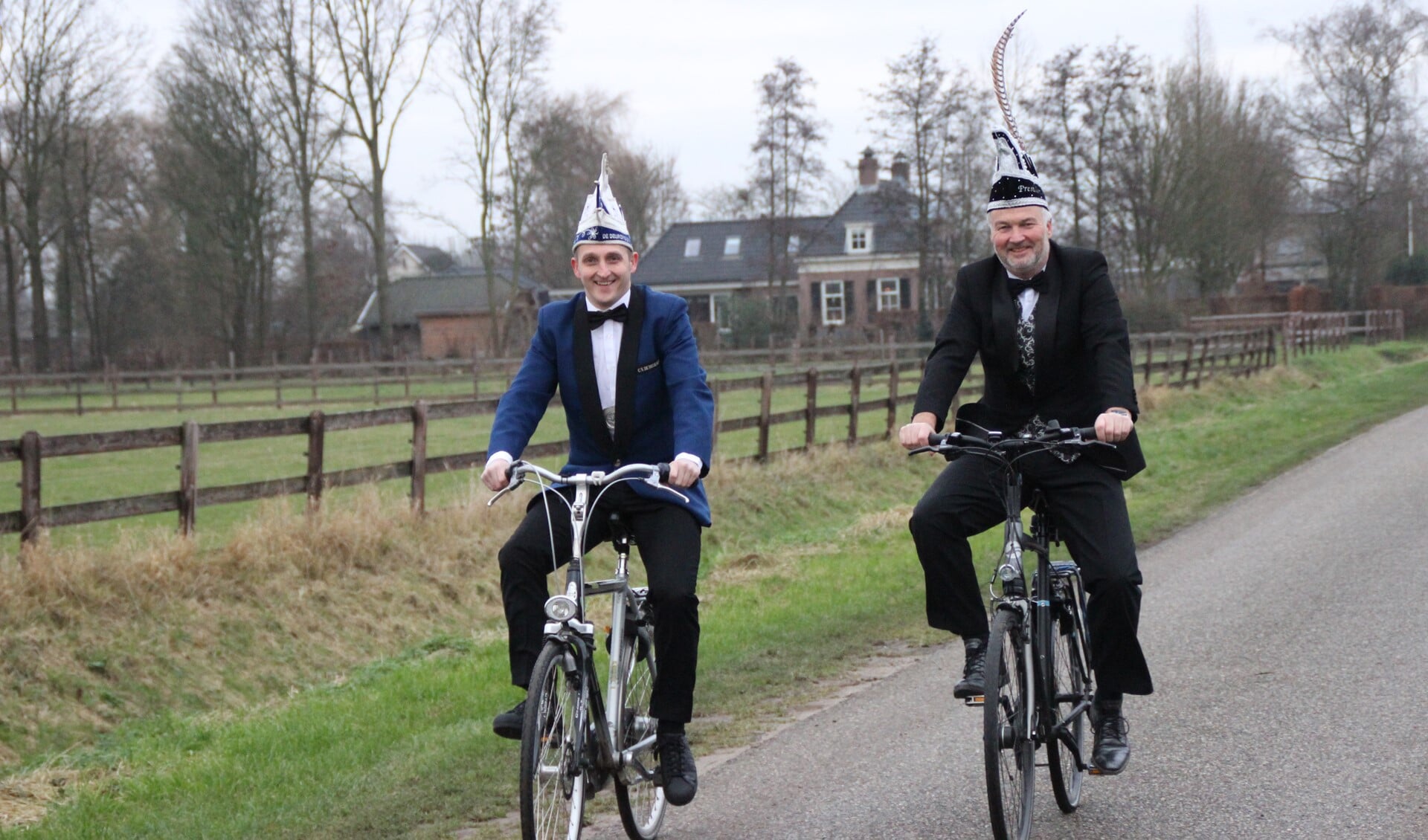 Voorzitter Ralf Diesvelt van De Deurdreiers (links) en voorzitter René de Kramer (rechts) samen op de fiets.