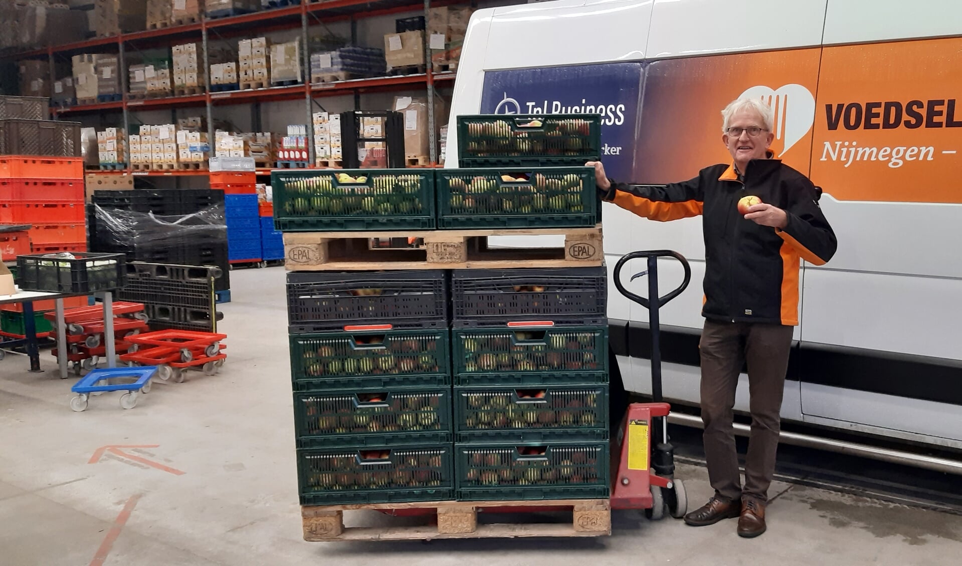 Jan Kroeze, bij de Voedselbank verantwoordelijk voor de voedselverwerving bij aangeleverde appels.