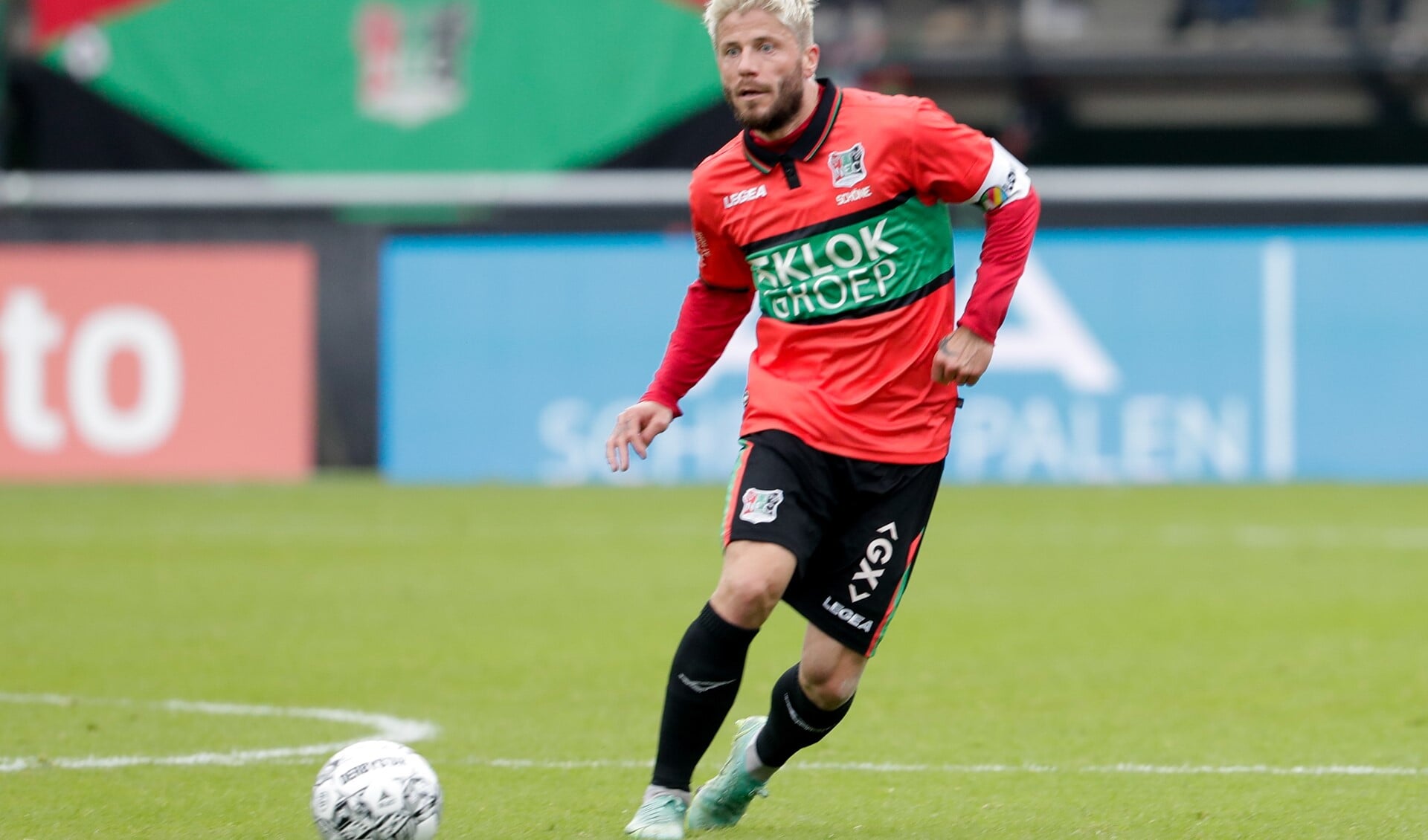 Lasse Schöne is actie tegen Vitesse. (Foto: Broer van den Boom/Orange Pictures)