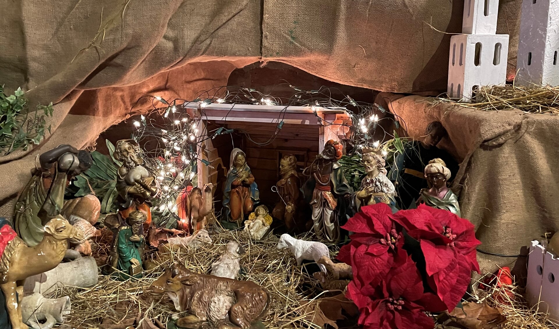 Deel van de kerststal in de Zandse Kerk, dagelijks te bezoeken van 09:00 – 17:00 uur.