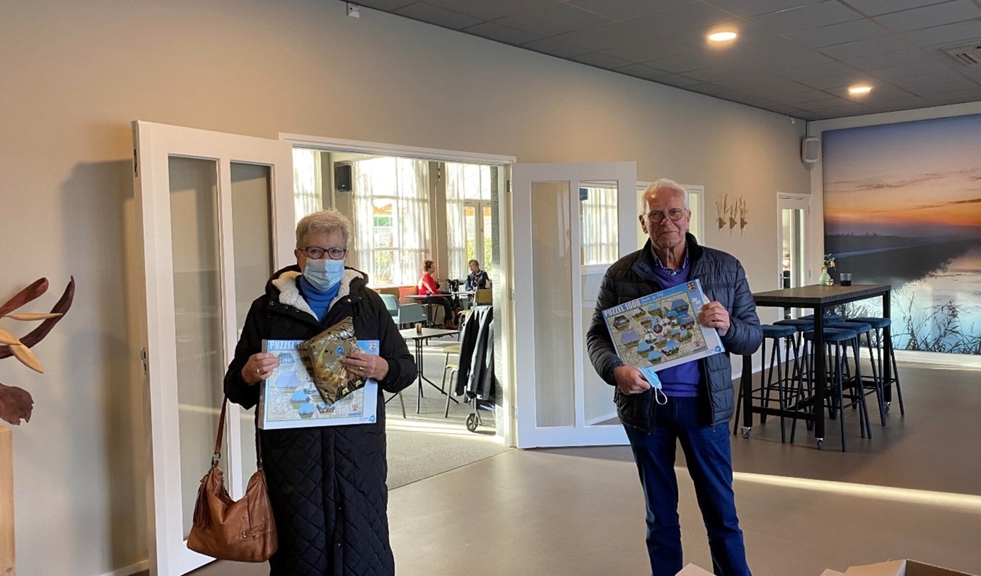 Gerda Hodes en Rien Eulink, bezoekers Huiskamer van Elst, zijn blij met hun sinterklaascadeautjes. 