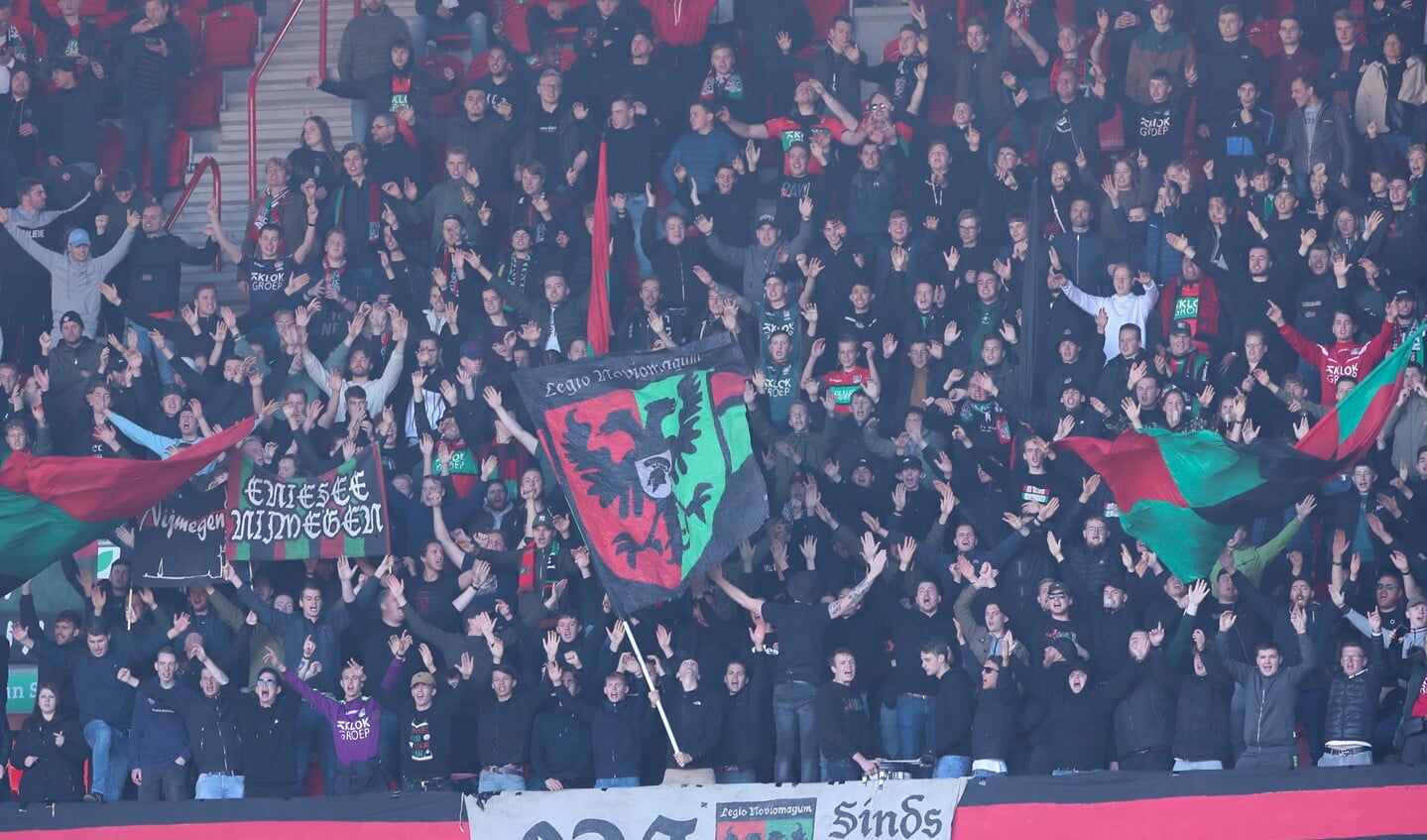 NEC-fans tijdens FC Twente - NEC. (Foto: Marcel ter Bals/Orange Pictures)