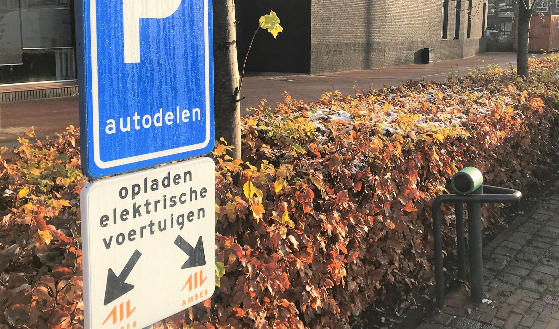 De hub voor elektrische deelauto’s is al in gebruik. Zodra een auto wordt geboekt, zorgt de exploitant dat deze bij de hub klaarstaat (foto: gemeente Arnhem).