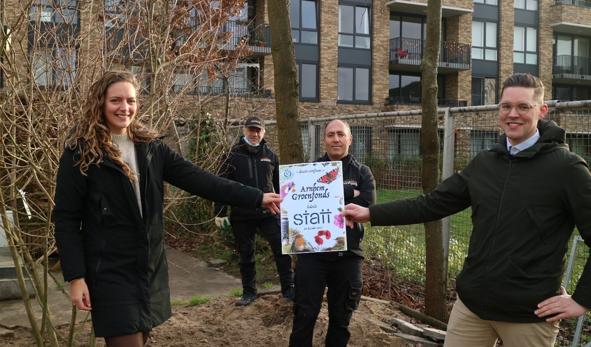 Bart van den Hoven (ontwerpstudio Statt) doneert een boom aan stichting ’t Broek Omhoog. 