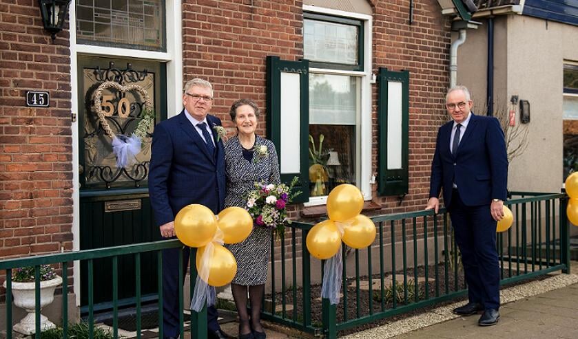 <p>Echtpaar Akkerman en wethouder Nees van Wolfswinkel.</p>