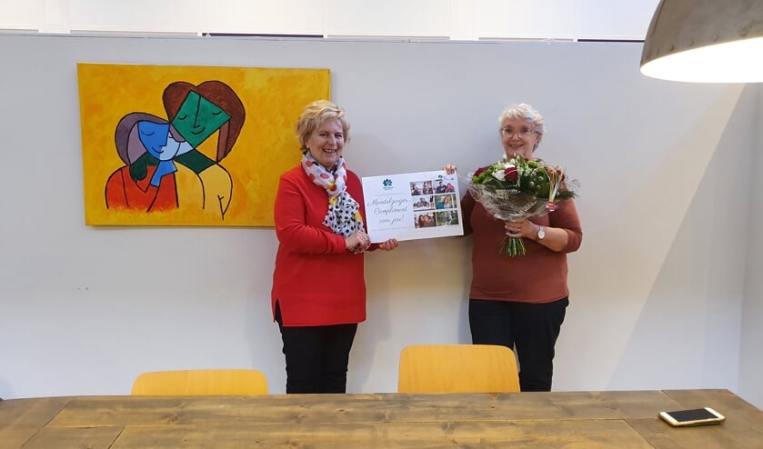 <p>Links wethouder Irma van de Scheur, rechts mantelzorger Els Phoelich.</p>