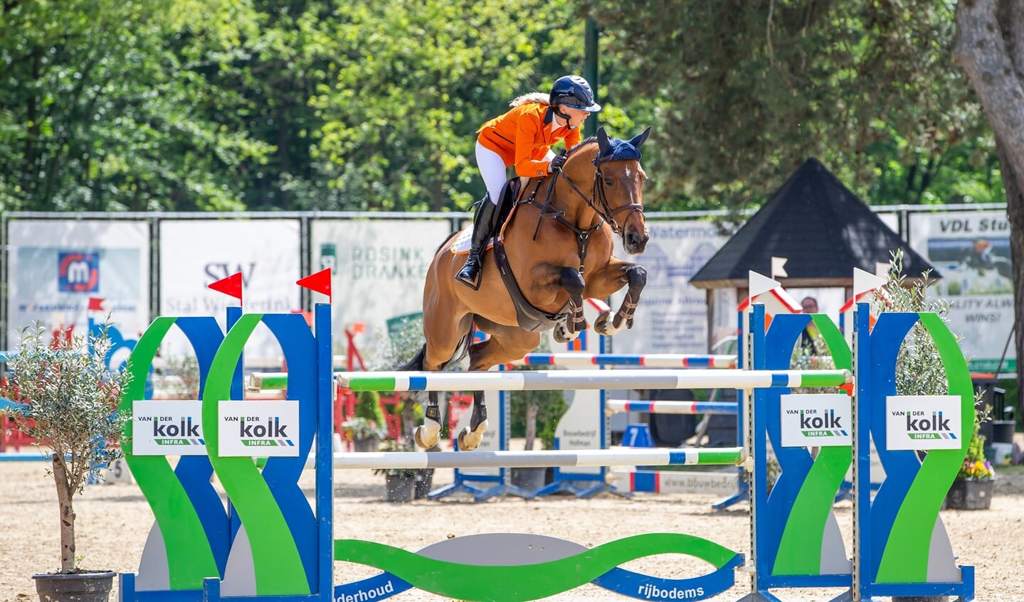 Pam maakt furore als springruiter (Foto: Claus Close Up)