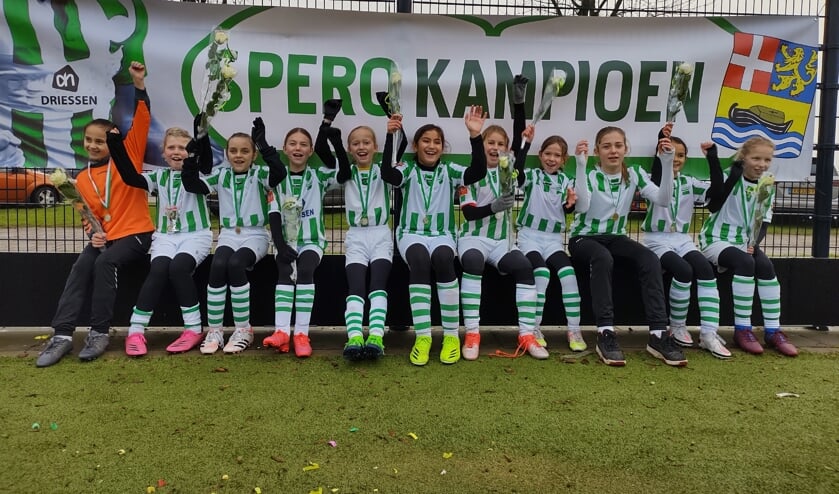 <p>Sofie, Feline, Joya, Mirre, Laura M., Lia, Puck, Laura de S., Moena, , Lisa en Nina (van links naar rechts) werden afgelopen zaterdag winterkampioen voor meiden onder de 11.</p>