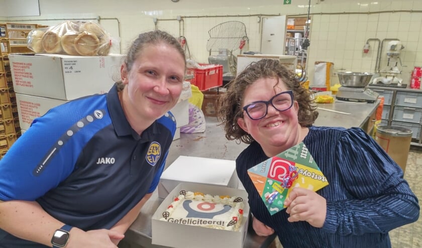 <p>Yasmine en Sanne binnen in de bakkerij van Paul Janssen. </p>