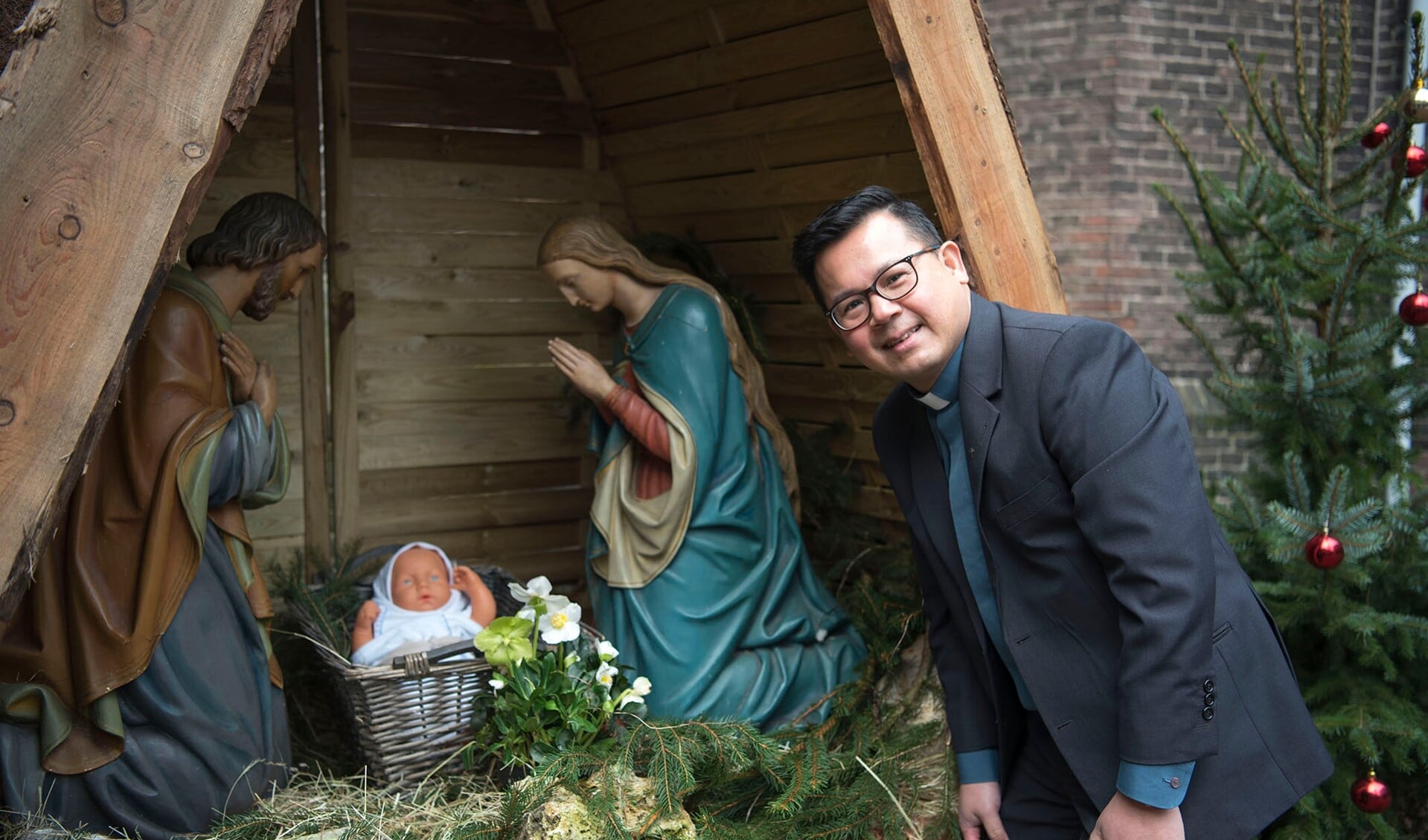 Pastoor Tuan Nguyen mist met kerst de vele kerkgangers. (Foto: Ellen Koelewijn)