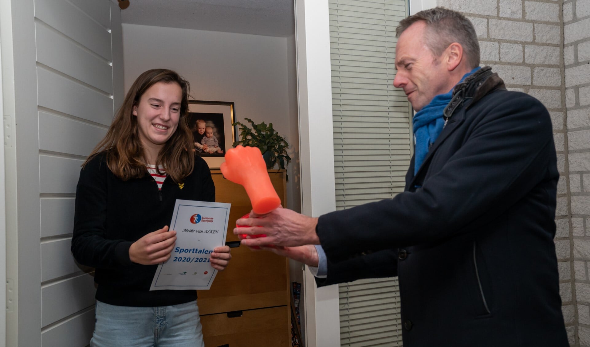 Meike van Alken is blij verrast. Ze is hét Liemerse sporttalent 2020/2021 (foto: Rene Nijhuis)