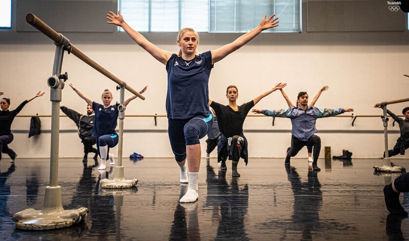 Topsporters en dansers samen aan het oefenen bij Introdans.