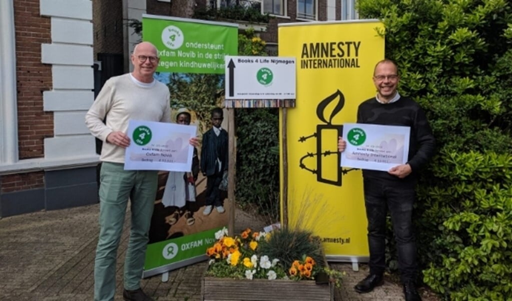 Uitreiking donaties aan vertegenwoordigers internationale goede doelen Amnesty International en Oxfam. Books 4 Life zoekt nu lokale goede doelen.