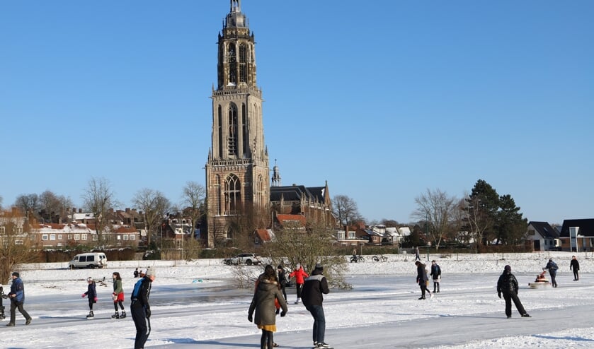 <p>De Cunerakerk met daarvoor een tijdelijke ijsbaan. (foto: Bix Döhne)</p>