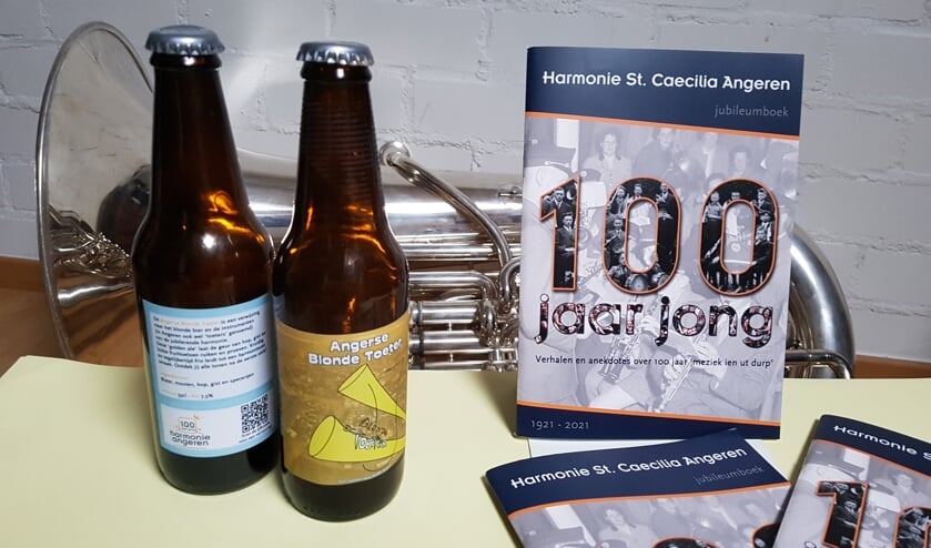 <p>Jubileumboek en jubileumbier. (foto: Harrie Arends)</p>