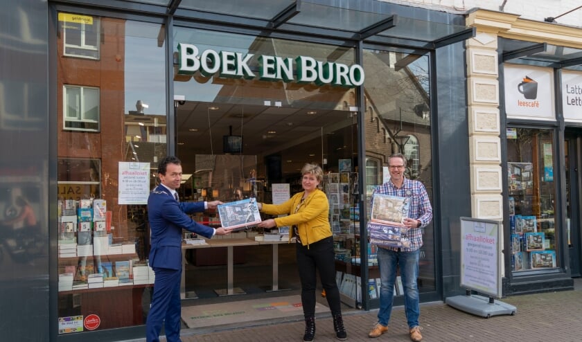 <p>De burgemeester krijgt het eerste exemplaar van de puzzel.</p>