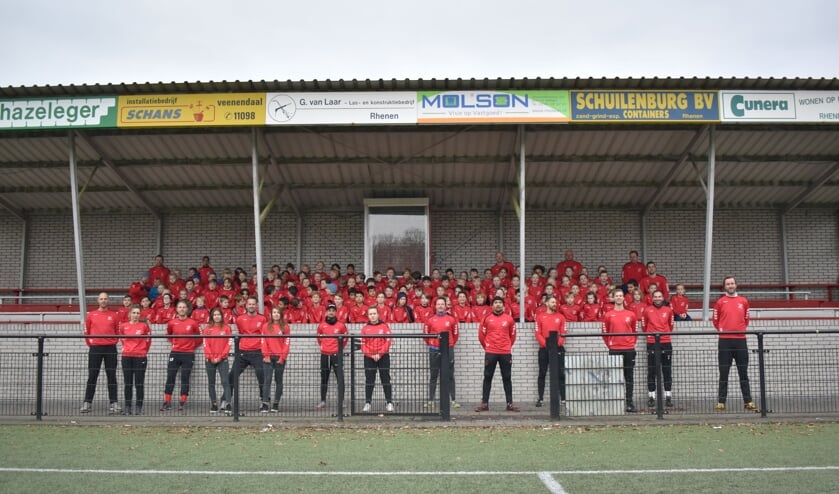 <p>Trainers en onderbouw in de nieuwe sweaters. (foto: Linda Wiggemansen)</p>