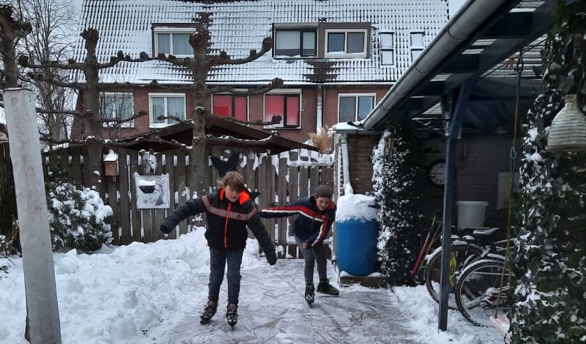 <p>Kevin en Menno op hun eigen schaatsbaan. (foto: Anja Vermeer)</p>