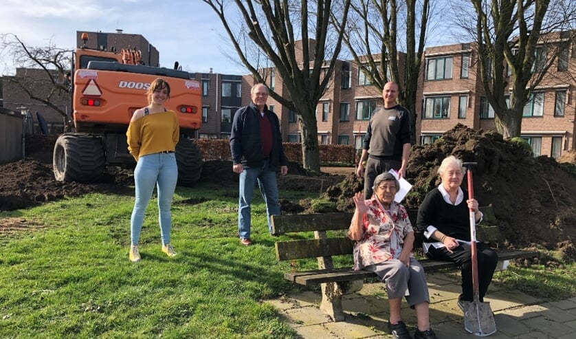 <p>Van links naar rechts: Lisette Arnts, Rinus Busch, Wessel Brussen. Op het bankje twee bewoners van Tertzio, Baukje Asselman-Cieraad en Bep de Vogel-Ouwens. (foto: Attent Zorg en Behandeling)</p>
