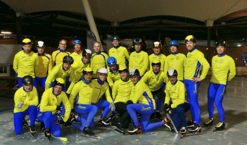 De groep in clubkleuren bij elkaar op ijsbaan de Scheg in Deventer. Foto: Aafke Zijlstra