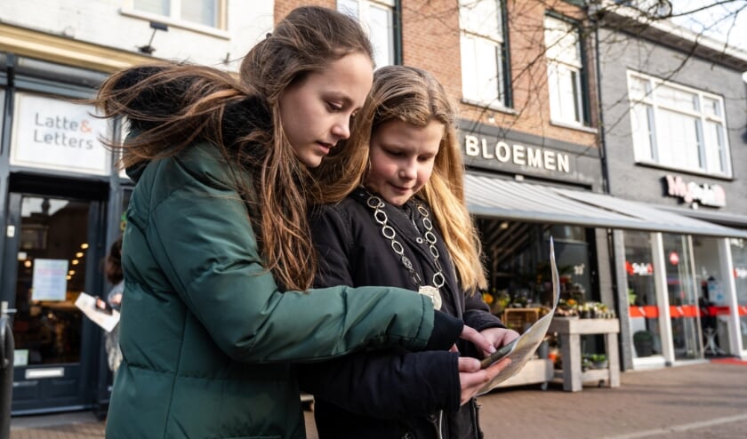 Kinderburgemeester Jasmijn en Isabella zijn druk bezig met het oplossen van de puzzel.(foto: PR)