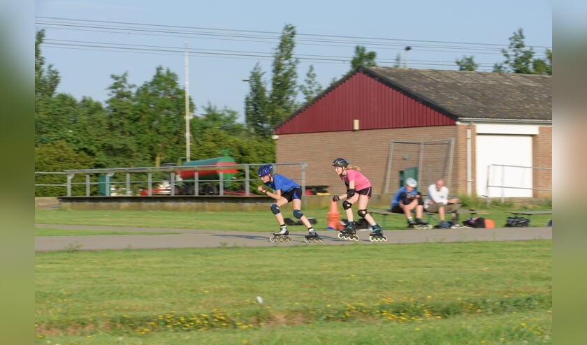 <p>Volop actie tijdens de inlineskate training van Exerceo. (foto: Guy Ackermans)</p>