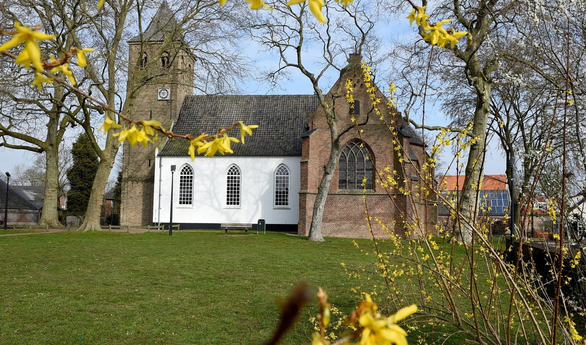 Bij de NH-kerk Bemmel gaat het om vier kisten met menselijke botresten, die terugkomen naar Lingewaard. (foto: Sjaak Veldkamp)