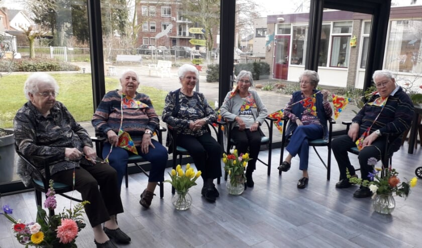 <p>De zes bewoners die al vijf jaar wonen bij Zorgvoorziening Merlijn. (foto: Ellie van den Brink)</p>
